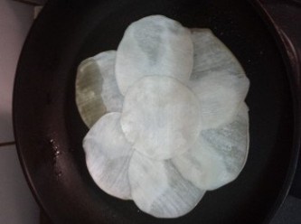 step7: 洗淨平底鍋，落少許油，鋪入餃子皮
