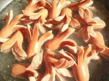 step3: 燒熱水把剪好的腸仔勺好