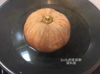 step1: 輕鬆切南瓜：大鍋中將水煮開熄火，南瓜洗淨泡入熱水中2分鐘；翻面再泡2分鐘；取出稍微放涼後，就可以輕鬆切南瓜了（若有泡的下整顆南瓜的大湯鍋，只要泡2分鐘即可）