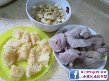 step2: 鵪鶉及瘦肉洗淨汆水備用；雪耳浸洗去蒂切細舊；其他藥材浸10分鐘沖淨~