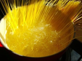 step7: 燒熱一鍋水，下半茶匙鹽於水中，將天使麵烚2.5分鐘。