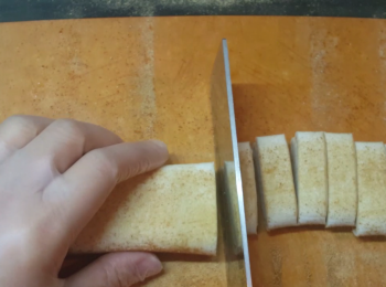 step6: 將酥皮切開每一小件約1-1.5 cm。