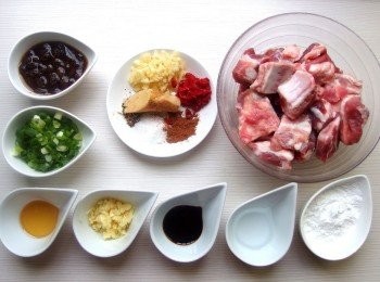 step1: 準備所有材料。薑磨成泥,蒜頭及辣椒切碎。青蔥切成蔥花。