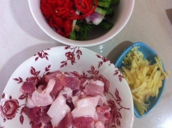 step1: 將花肉去皮切片，青蔥白色根部分開放。