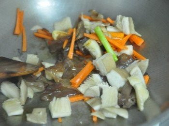 step3: 放入鮑魚菇拌炒
