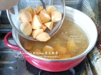 step6: 蓋上蓋煮10分鐘後再加入蕃薯拌勻煮滾 , 再蓋上蓋轉慢火煮15分鐘