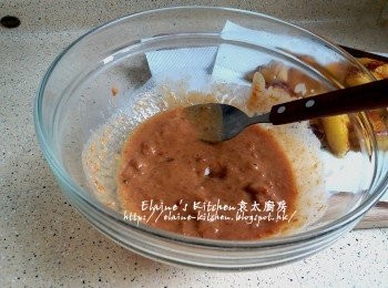 step14: 沙爹醬加入適量熱水拌勻成醬汁即可