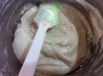 step2: 然後將植物油加入，利用橡皮刮刀攪拌均勻，然後篩入自發粉，再利用橡皮刮刀輕輕攪拌均勻。