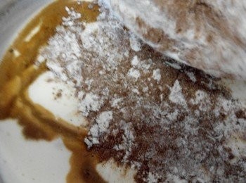 step4: 将己准备好面粉与泡打粉混合，用翻拌刀快速，均匀由底部往上搅拌，尽量避免将打发好鸡蛋过度消泡。然后将巧克力粒倒入搅拌均衡。