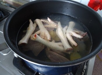 step2: 花膠,<a href="https://bit.ly/3kLFTWO" target="_blank" data-keyword="雞腳" class="guide-link"><strong>雞腳</strong></a> <span style="display:inline-block;vertical-align:middle;margin-top:-3px;color:initial;border-radius:3px;padding:2px 3px;font-size:12px;line-height:14px;background:#87d300;color:#fff;">即買</span> 及瘦肉用薑片出水十分鐘，