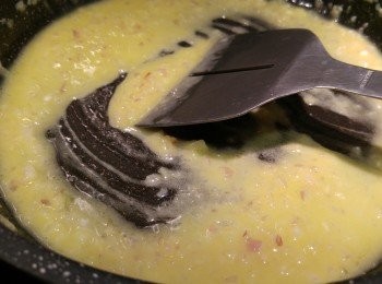 step3: 用細火慢慢炒勻後加入一半上湯,需煮到乾蔥軟化。