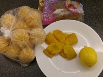step1: 準備材料: 柑皮和檸檬用鹽水浸洗備用,