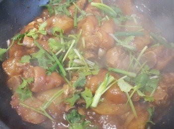 step10: 做法 :

將已浸好的花膠 , 用雞粉 , 黃酒 , 胡椒粉醃 1 小時去腥味 , 蘿蔔用薑片少少糖 , 鹽出水煮熟便可備用 , 豬手用薑片 , 鹽,黃酒用中火煮 1'1/2 小時 , 熄火焗 1 小時之後隔去水份備用 , 爆香料頭及麵豉醬 , 將豬手回鑊放入輕炒 , 加 1 湯碗水 , 雞粉 , 老抽  ,糖 , 胡椒粉 , 麻油用中細火燜 1'1/2 小時熄火焗入味 , 最好焗 1 小時 , 再用中細火滾起 , 放入蘿蔔煮多約 1 小時  ,將花膠放入煮多 45 分鐘 , 間中須攪動避免燶底 , 燜至