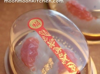 step2: 用小煲加水及糖，煮滾至糖完全溶解。