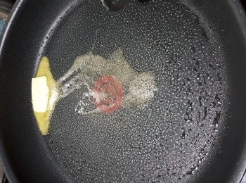 step7: 用少許油起鑊,加入約1湯匙牛油煮溶
