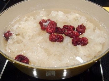 step5: 依序加入泡軟的白木耳及紅棗一起煮約15-20分鐘（燉煮時間依個人喜好的口感而增減）。