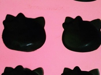 step4: 準備模型先上一層薄薄的巧克力後放入冷凍庫冰鎮定型(中間是空的喔)