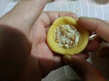 step9: 將1份麵團包入餡料搓成欖型
餡料做法:芝麻.椰絲.花生分別用白鑊炒香
花生盅碎再加入砂糖拌勻即可
(如餡料太散覺得難包,可加些花生醬拌勻就會易包)