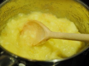 step5: 蘋果果泥： 將蘋果去皮去芯，切小塊，放在鍋內，加三湯匙開水，用大火煮沸，然後轉中火煮6至8分鐘，離火