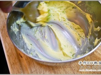 step3: 3.將處理好的檸檬皮跟1/2條奶油充分拌勻。