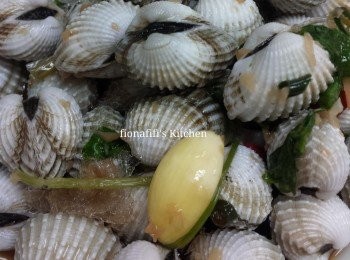 step3: 把勺好的螄蚶放進醬汁內，用密實盒或包保鮮紙，放雪櫃最少6個小時，即可