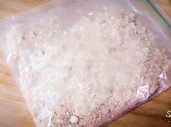 step2: 把餅乾裝入保鮮袋中用桿麵棍打碎