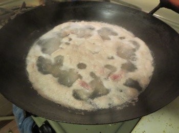 step2: 锅里放入适量的水，加入少許料酒，放入排骨不盖盖煮3-5分钟，中途需翻动。这时可以看到排骨的表面和骨头里有浮沫溢出，这些浮沫也是腥源：焯过水的排骨用清水冲干净表面的浮沫。