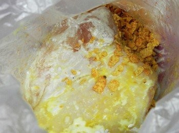 step7: 再把沾好蛋液的<a href="https://bit.ly/2ZxapeY" target="_blank" data-keyword="雞排" class="guide-link"><strong>雞排</strong></a> <span style="display:inline-block;vertical-align:middle;margin-top:-3px;color:initial;border-radius:3px;padding:2px 3px;font-size:12px;line-height:14px;background:#87d300;color:#fff;">即買</span> 放入，快速將玉米脆片壓沾在<a href="https://bit.ly/2ZxapeY" target="_blank" data-keyword="雞排" class="guide-link"><strong>雞排</strong></a> <span style="display:inline-block;vertical-align:middle;margin-top:-3px;color:initial;border-radius:3px;padding:2px 3px;font-size:12px;line-height:14px;background:#87d300;color:#fff;">即買</span> 上