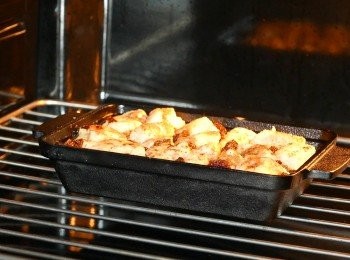 step9: 放入已預熱至攝氏 180 度的焗爐中下層，焗 20 分鐘後拆走錫紙，再多焗 10 分鐘。然後搬到焗爐上層，調至攝氏 200 度多焗 5分鐘或至表面呈金黃色即成。