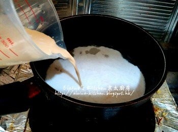 step17: 逐一加入椰漿 , 花奶及西米拌勻用慢火煮幾分鐘至滾起