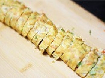 step8: 放涼後斜切裝盤即可，如果刀夠鋒利，在最後一層的時鋪上一層紫菜捲，顏色會很漂亮。韓式雞蛋卷食譜完成