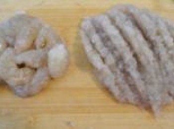 step4: 留出12只蝦仁備用，其餘剁成小粒。