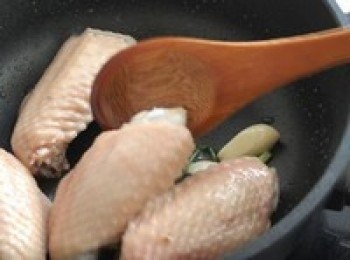 step3: 加入<a href="https://bit.ly/3zHU5V3" target="_blank" data-keyword="雞翼" class="guide-link"><strong>雞翼</strong></a> <span style="display:inline-block;vertical-align:middle;margin-top:-3px;color:initial;border-radius:3px;padding:2px 3px;font-size:12px;line-height:14px;background:#87d300;color:#fff;">即買</span> 煎至雙面呈棕色，每面約需時4分鐘