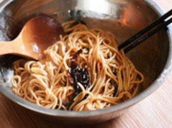 step7: 麵煮完撈出放入盆裡面，快速拌勻