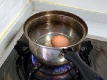 step1: 蛋放鍋裡，冷水放鍋裡。水一定不要高過雞蛋，這樣成功率會很高，中火煮至沸騰。