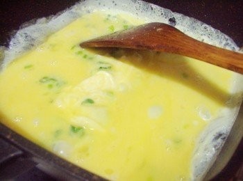 step3: 加入鍋中ˊ瓦斯用中小火ˊ鍋剷輕輕撥弄