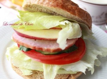 step10: 夾上各種妳喜歡的配料。如：萵苣，火腿，番茄片，蘋果片，小黃瓜等。營養美味的早餐。