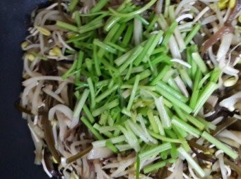 step4: 最後加入芹菜為炒一下,熄火拌入烏醋與香油完成備料