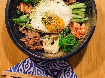 step5: 盛飯，圍著飯梅花間竹放好拌料，中間擠韓式拌飯醬，上面放煎蛋，淋少許麻油，灑上紫菜碎