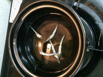 step2: 昆布鯷魚湯
昆布4塊、鯷魚5條，煲滾至黃色出味道後，昆布鯷魚撈出不要，備用