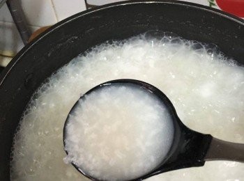 step3: 粥煲約20-25分鐘至開花，加入皮蛋，再煮10分鐘左右，加入鹽，即成。