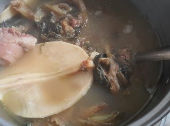 step7: 用4至5湯碗水，大火滾起轉中火，最少煲2’1/2小時，熄火焗透 30分鐘不要開蓋，飲用前大火滾起，少少雞粉或鹽調味，完成