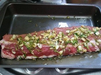 step4: 將醃料（汁液）均勻地灑再骨上，用手塗勻（底面都沾滿），最後將蒜及芫茜放在厚肉的一面醃2小時。