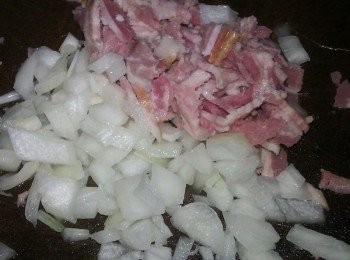 step1: 先將培根與洋蔥切碎丁，