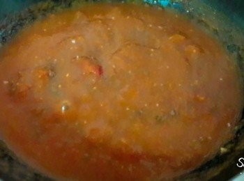 step14: 加入半罐蕃茄泥罐子的清水 , 乾羅勒 , 乾洋香菜 , 煮約30分鐘左右 , 再加鹽調味