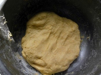 step5: 邊揉邊加麵粉與水，請揉至有彈性為止接的鋪上保鮮膜醒麵15分 (可用握拳的方式壓揉比較好揉<span class="group_5">麵團</span>)