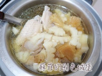 step4: 電鍋外層放3杯水，電鍋跳起後再悶約15分鐘。（若要雞肉再軟爛些，可以再加2杯水，再燉煮一下。）