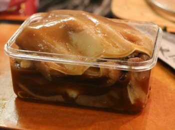 step7: 準備一個保鮮盒，將豬耳疊入，並用力壓在盒內，再倒入少許滷水汁至滿。（盒的容量不用太大，可塞滿豬耳就可以。）