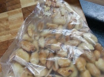 step3: 花生涼後用食物袋裝起,用棍盅碎成細粒待用