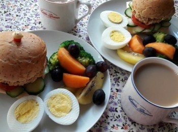 step11: 做好的漢堡排加點水果蔬菜 , 再加一杯奶茶 , 就是營養豐富又美味的早午餐了